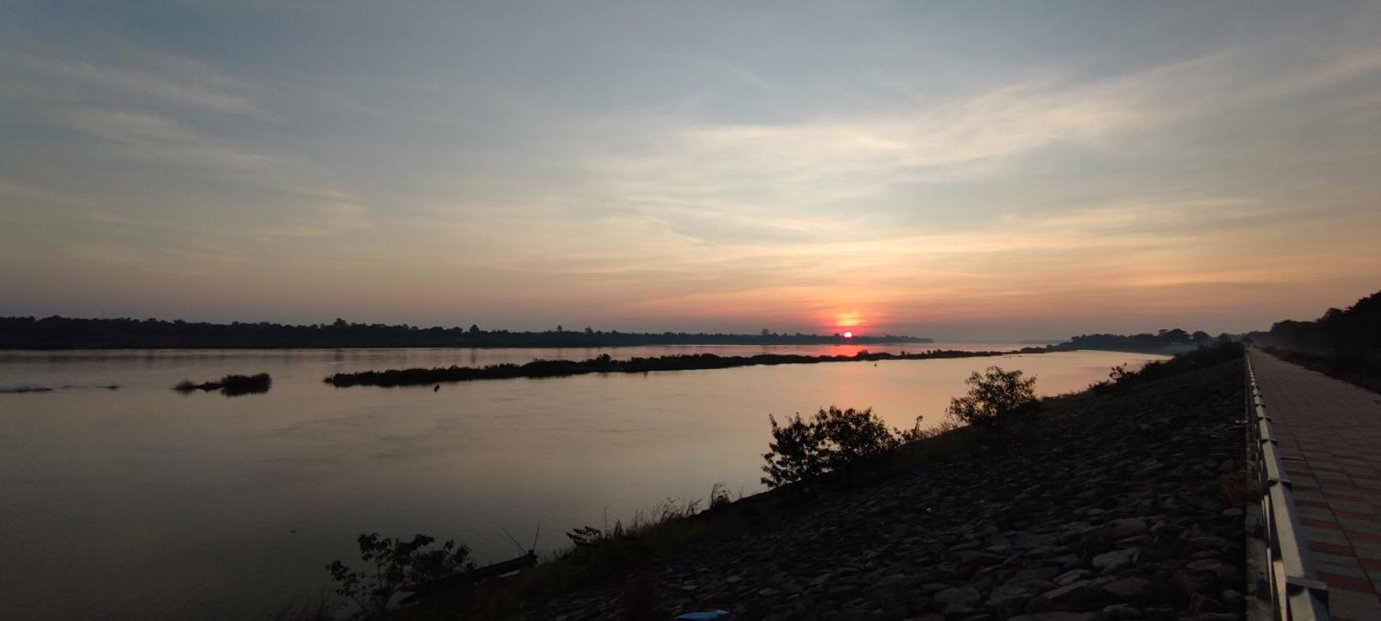 Nawiengkaeriverview Resort Mukdahan Exterior photo